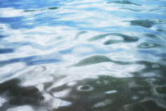 湖水中的涟漪摄影图