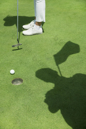 绿色调打高尔夫的人摄影图