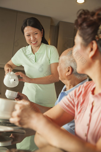 男人女人老人爷爷奶奶女人喝茶倒茶摄影