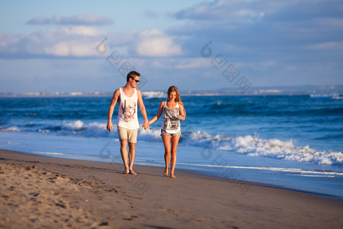 海边沙滩情侣牵手男子女子外国度假图片