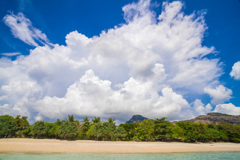 蓝色海边沙滩海浪大海夏天旅行风景