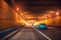 隧道行驶的汽车摄影图
