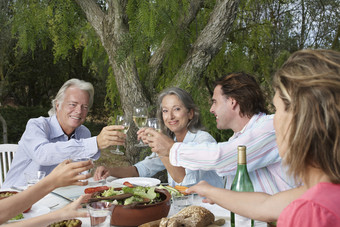 深色调喝酒聚会的家人摄影图