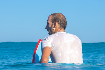 运动员户外海上男子外国冲浪背影运动游泳图