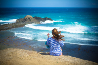 女孩假期<strong>旅游风景</strong>海边沙滩背影摄影素材图