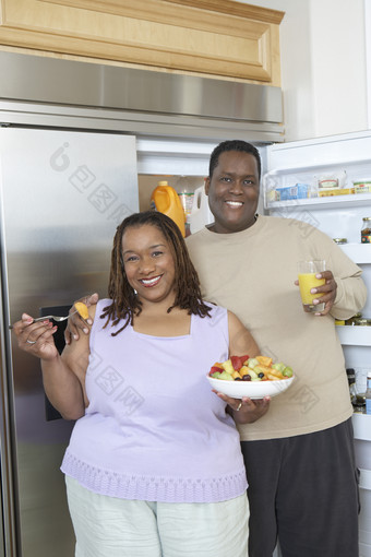 吃水果沙拉的肥胖夫妻