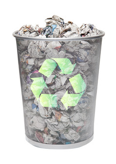 一杯可回收的纸团垃圾