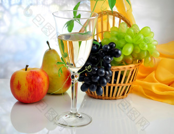 小清新水果和酒水摄影图