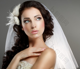 优雅高贵的年轻的新娘图片摄影图