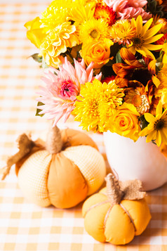 黄色花朵和南瓜摄影图