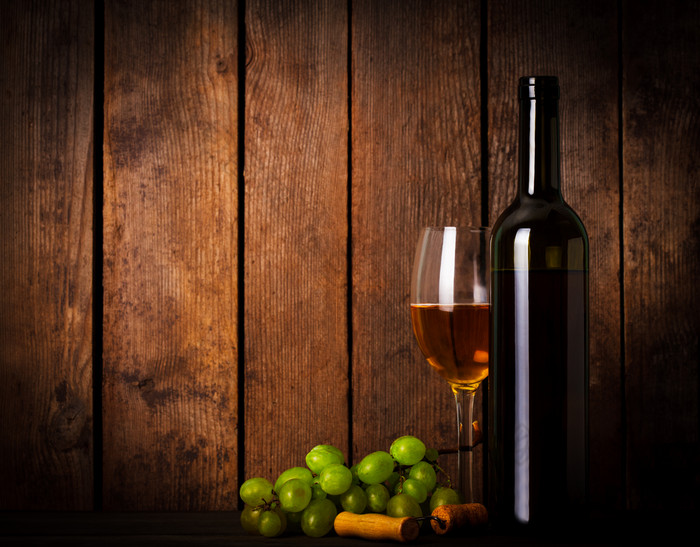 水晶葡萄和葡萄酒酒瓶