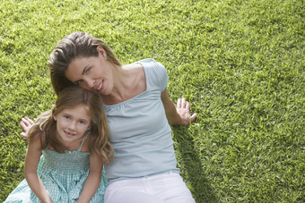 绿色调在草地上的母女摄影图