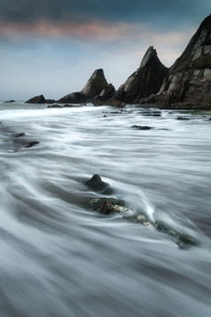 云彩下山峰和湍流的河水