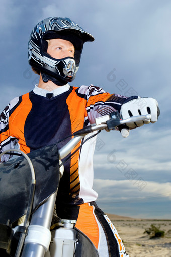 骑摩托车的骑手摄影图