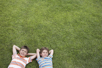 绿色调草地上的儿童摄影图