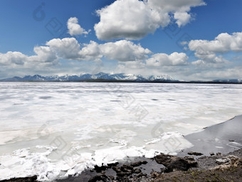 蓝色调冬天的湖水摄影图