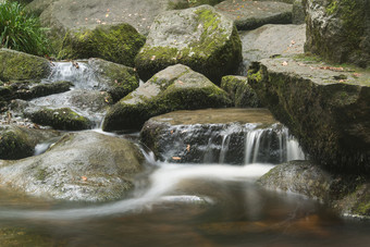 美丽的<strong>山间</strong>溪流景色