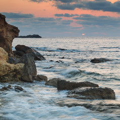 黎明的海洋石头摄影图