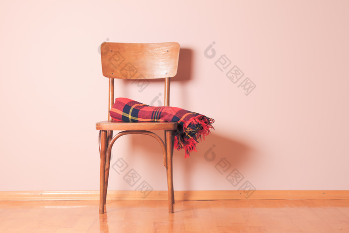 椅子上的红色围巾