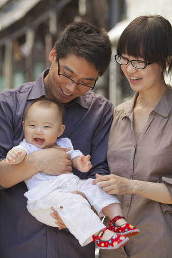 家庭一家三口爸爸妈妈孩子夫妻抱着小孩可爱