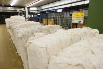工厂车间里的棉花