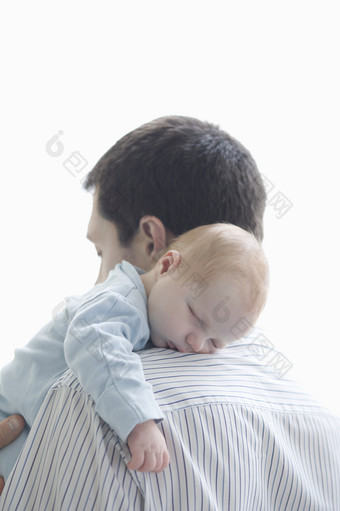 婴儿<strong>趴在</strong>父亲肩膀上睡觉