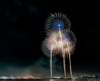 灯光和天空里烟花素材