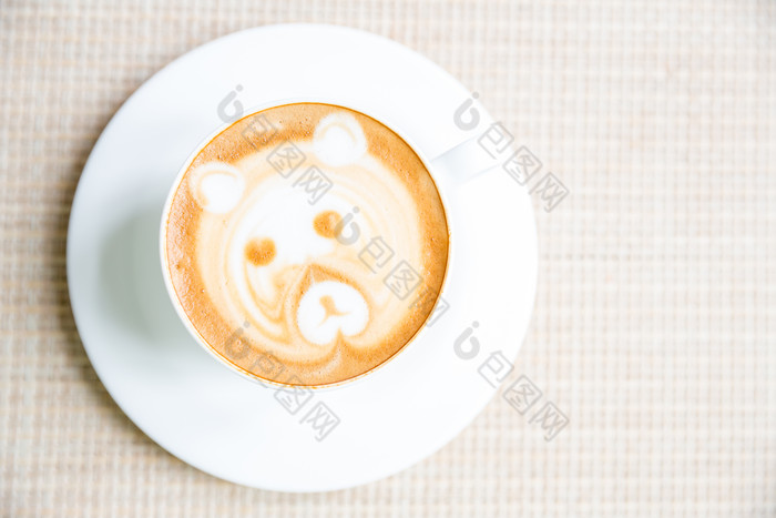 小熊拉花咖啡摄影图