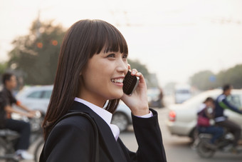 长发女人美女侧脸讲电话微笑城市<strong>白领</strong>