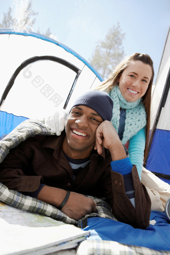 蓝色调在帐篷外的情侣摄影图