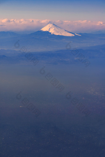 天空下的白色富士山摄影图