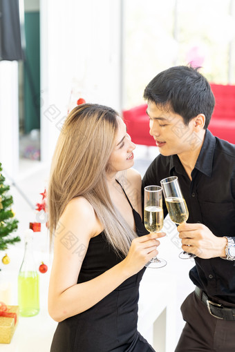 深色调喝酒的情侣摄影图