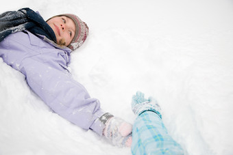 清新雪地中的儿童摄影图