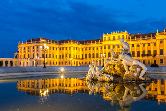 夜晚的维也纳美泉宫和雕塑