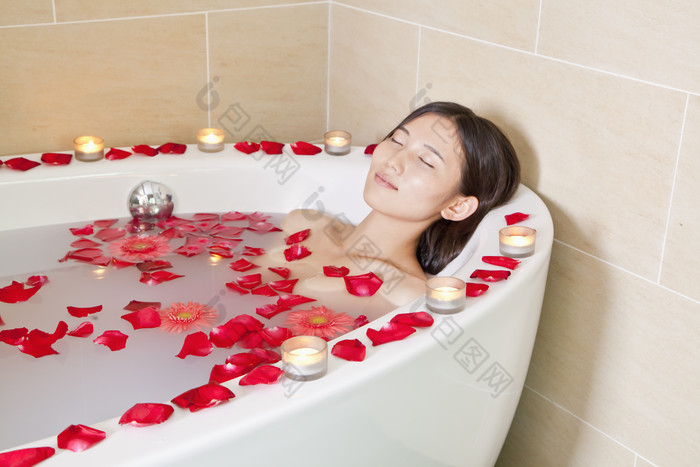 沐浴女人浴缸泡澡玫瑰浴蜡烛花浴室洗澡躺着