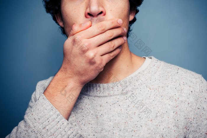 简约捂嘴的人摄影图