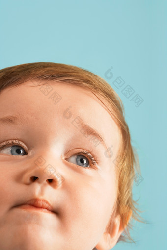 可爱的长睫毛小婴儿摄影图