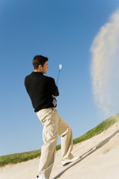 蓝色调打高尔夫的男人摄影图
