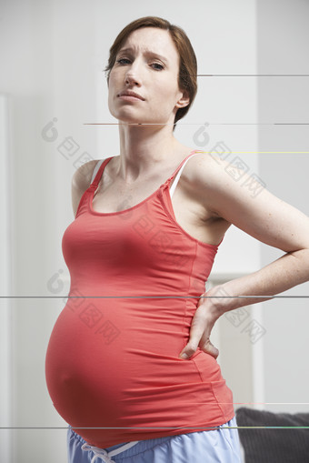 灰色调难受的孕妇摄影图