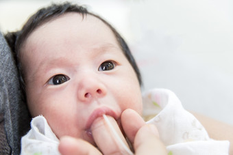 灰色调吃奶的婴儿摄影图