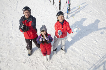 俯拍滑雪场玩耍的一家人