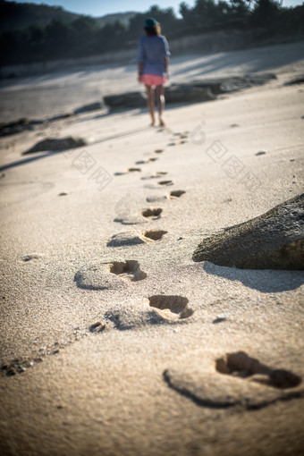美女光脚脚印海边沙滩夏天旅游假期摄影图