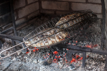 烤炉上的烤鱼摄影图