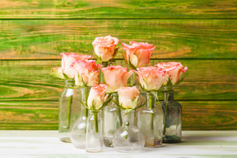 透明花瓶里的粉色玫瑰花