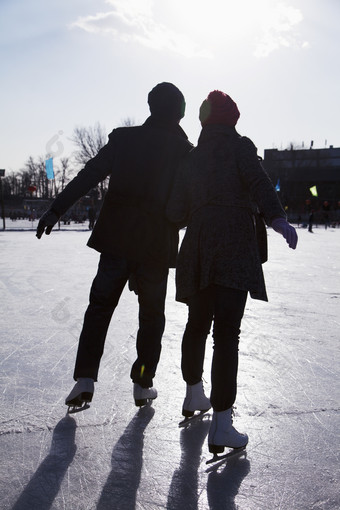 滑冰场上的情侣背影