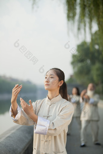 打太极的年轻女孩摄影图