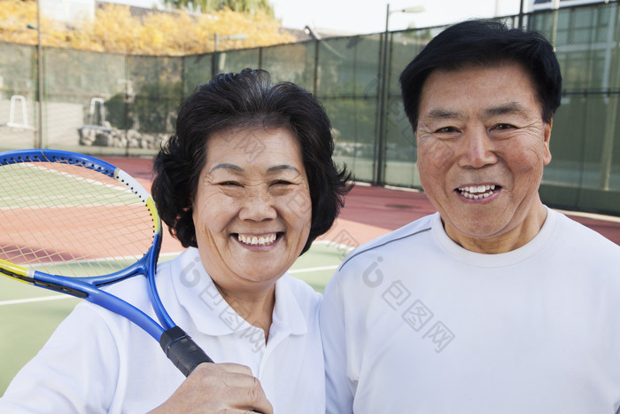 中老年人夫妻夫妇男人女人打羽毛球微笑