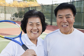 中老年人夫妻<strong>夫妇</strong>男人女人<strong>打羽毛球</strong>微笑