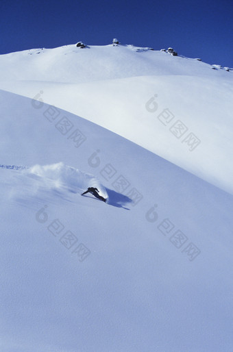 暗色调大雪中地<strong>滑雪</strong>摄影图