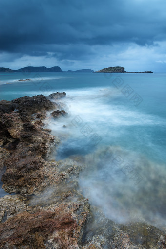 乌云下的海浪岩石